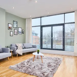 https://large-duplex-penthouse-parking-leeds-west-yorkshire.yorkshirehotels.net